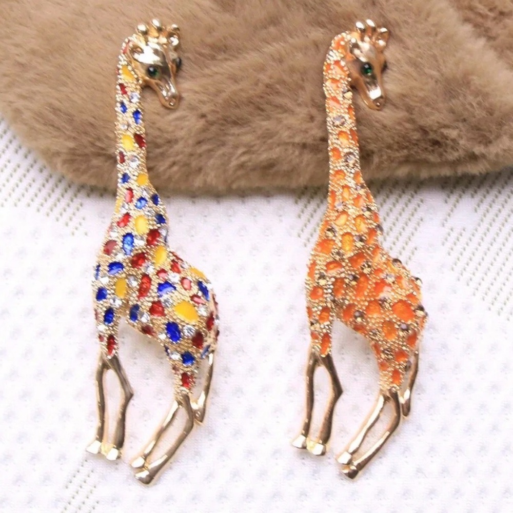 Colorful Giraffe Brooch - Picture 2 of 3